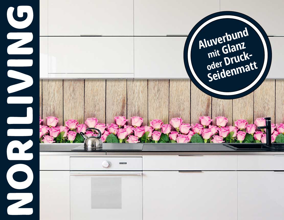 in der Küche eingebaute Küchenrückwand mit Motiv Rosa Rosenstrauß über Holztisch 640